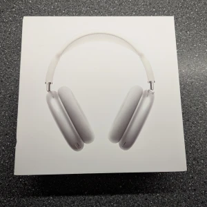 AirPods Max - Apple AirPods Max i silver, komplett med originalförpackning, laddkabel och skyddsfodral. Hörlurarna är i mycket gott skick utan synligt slitage. Funktioner som aktiv brusreducering och transparensläge. Perfekt för musik, film och samtal med hög ljudkvalitet. Köptes förra året för bättre flyg upplevelse men dem kom inte till användning efter det. Garanti på hörlurarna finns kvar.  Hör av er vid intresse. MVH