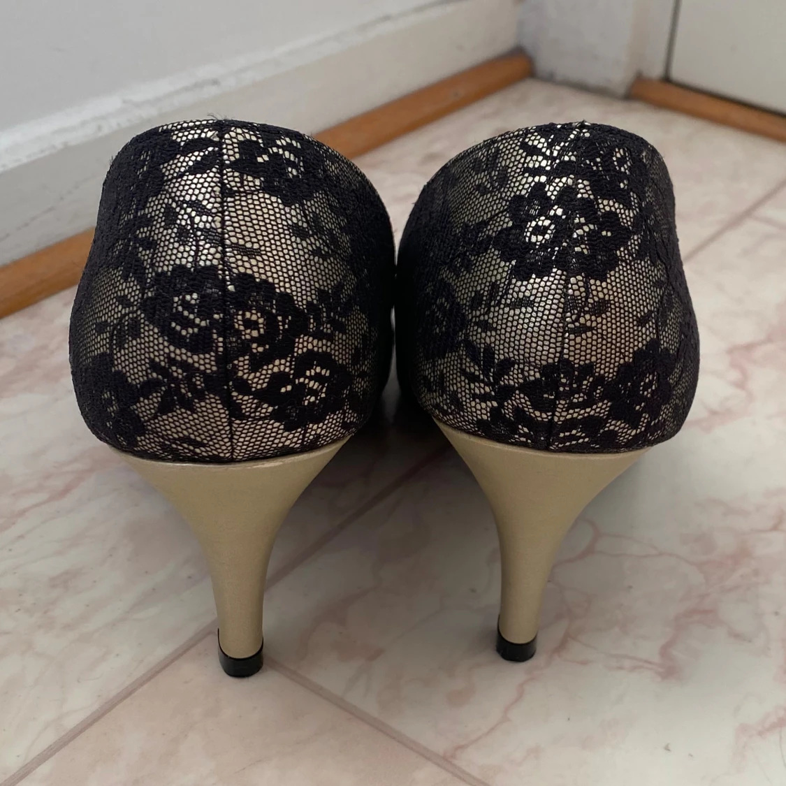 Svarta spetsklädda pumps med rosett - 1