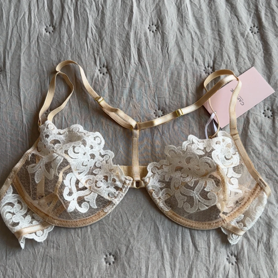 Oanvänd i förpackning, Beige spetsbralette Caprice Amber Moon
