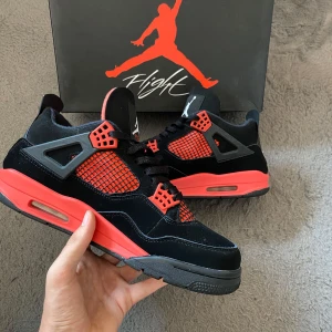 Air Jordan 4 Retro Red Thunder - Jordan 4 Red Thunder i storlek 44 kommer med box. Skorna  är i väldigt bra skick men varit använda få gånger