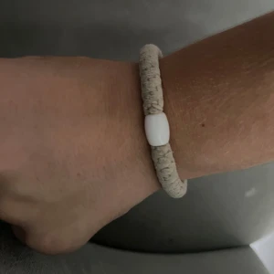 Beige armband med vit pärla - supersöt hårsnodd! liknar kknekki🫶🏻