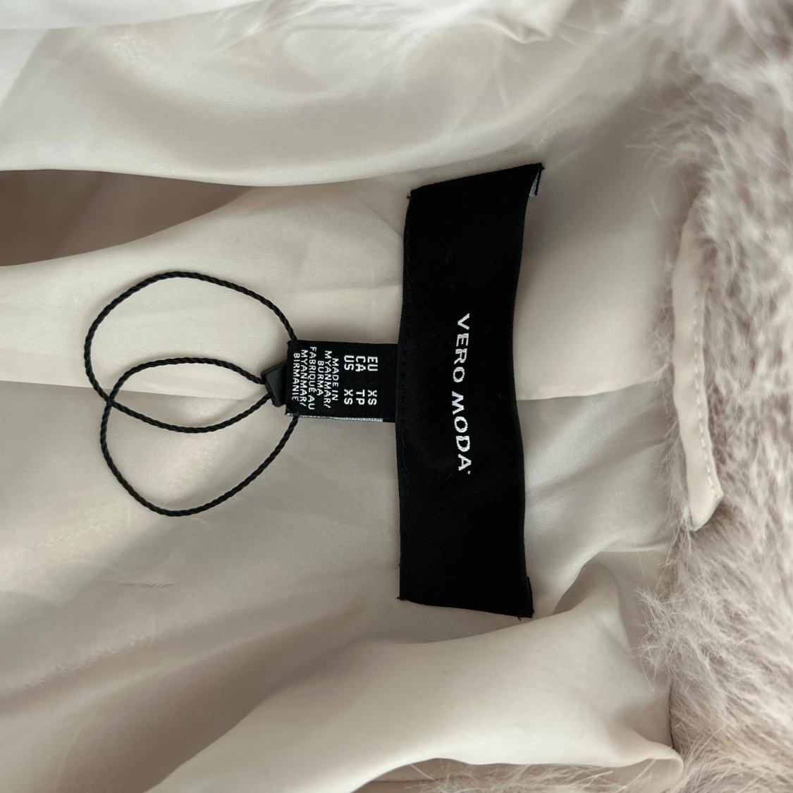 Beige pälsjacka från Vero Moda XS - 2