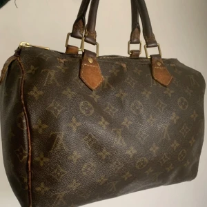 Louis Vuitton speedy handväska - Louis Vuitton speedy väska. Storlek 30. Väskan har tecken på användning. Köpt på vestiaiare collective. Skriv till mig privat för fler bilder!🩷🩷