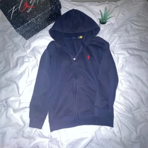 Ralph Lauren kofta  - Aldrig använd bara testad                         Ny utan prislapp                                         Pris kan diskuteras.                                        Storlek S 