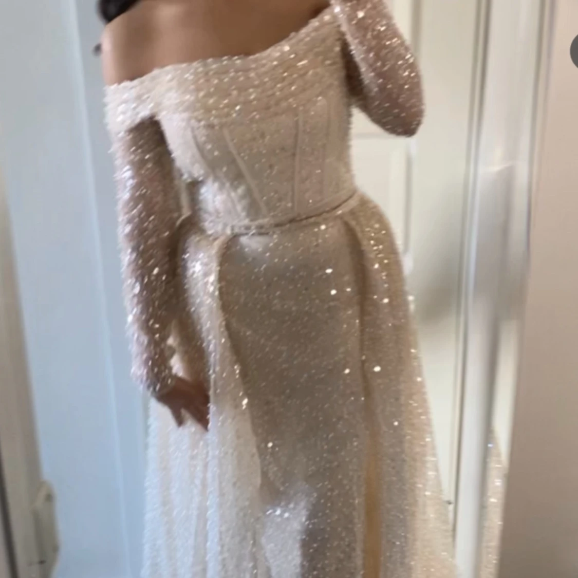 Champagnefärgad glittrig festklänning  - 2