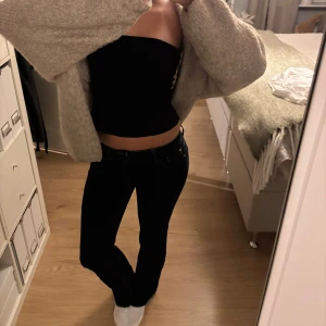 Lågmidjade JDY denim jeans  - Mörkblå lågmidjade jeans. Har sprättat upp de där nere då jag ville ha de längre och tycker det är snyggt. W25 L32