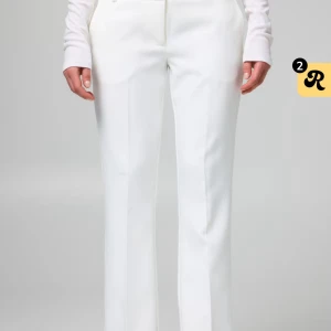 Vita kostymbyxor  - Snygga vita kostymbyxor från Bikbok.knappt använd ,köpte men blev för korta på mig.kostade 499.går att pruta