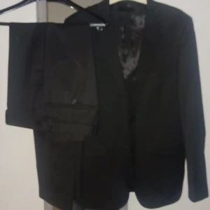 Svart fin kostym  - Svart snygg kostym säljes. Använd 1 gång. Från Dressman. Slim fit.  St. Kavaj: 50 long St. Byxa: 32/32 500 kr.