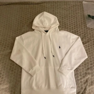 Vit Ralph Lauren hoodie - Storlek S, står L men den är S 