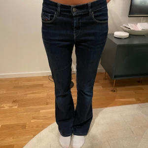 Mörkblå bootcut jeans - Vintage Deisel jeans i storlek 25. Xs/S. Midjemåttet är ca 80 cm och Innerbenslängden ca 84 cm.