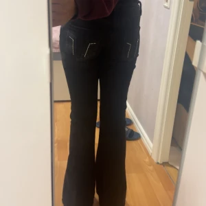 Svarta bootcut jeans med detaljer - Helt nya, säljer pga av att jag inte har användning av de ❤️ nypris 400 kr och de är helt slutsålda på deras hemsida ❤️