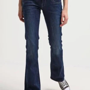 Mörkblå bootcut jeans från G-star - Så snygga mörkblåa g-star jeans som är lågmidjade och bootcut. Lite slitna nedtill men annars i bra skick💕storlek w26 L30. Köpta för 1200kr