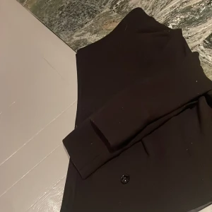 Svart jacka  från Gina!! 💓⚡️⛈️ -  Säljer en jacka som knappt är använd, utsvängd i midjan och värmer på insidan!! Från Gina! 