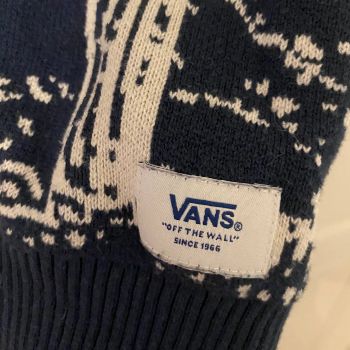 Mörkblå stickad tröja med ökenmotiv från Vans - 1