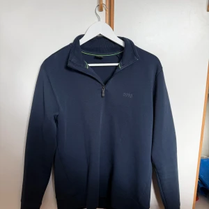 Half-zip tröja Hugo Boss - En snygg marinblå half-zip tröja från Hugo boss. Är i mycket bra skick. Storlek M. Skriv privat vid funderingar o frågor⚜️