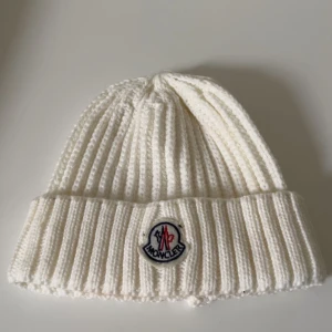 Vit moncler mössa - Dm för flera bilder, pris kan diskuteras 