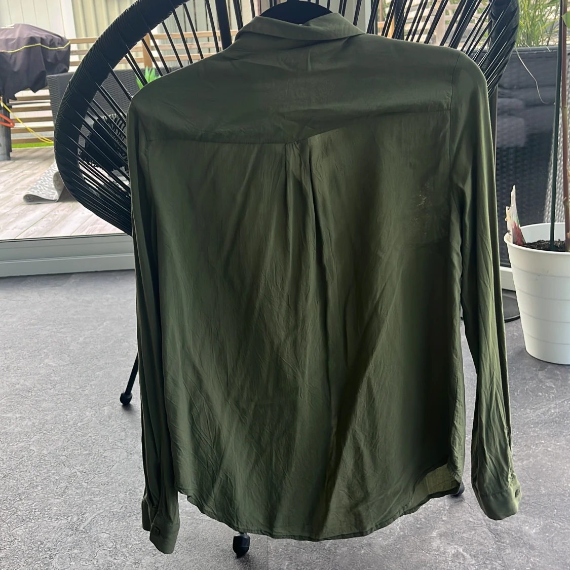 Olivgrön skjorta från Gina Tricot - 1