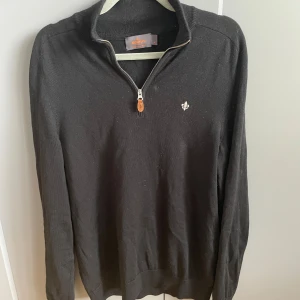 Half zip från Morris  - Säljer nu min mycket fina Morris half zip! Mycket fint skick, sparsamt använd! Nypris, runt 1700+ Storlek M, passar även S
