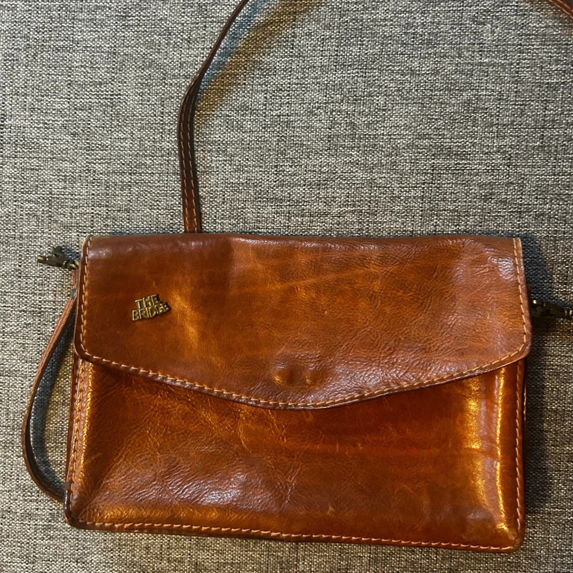Brun axelväska i skinn från The Bridge