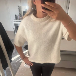 Stickad t shirt - Knappt använd 
