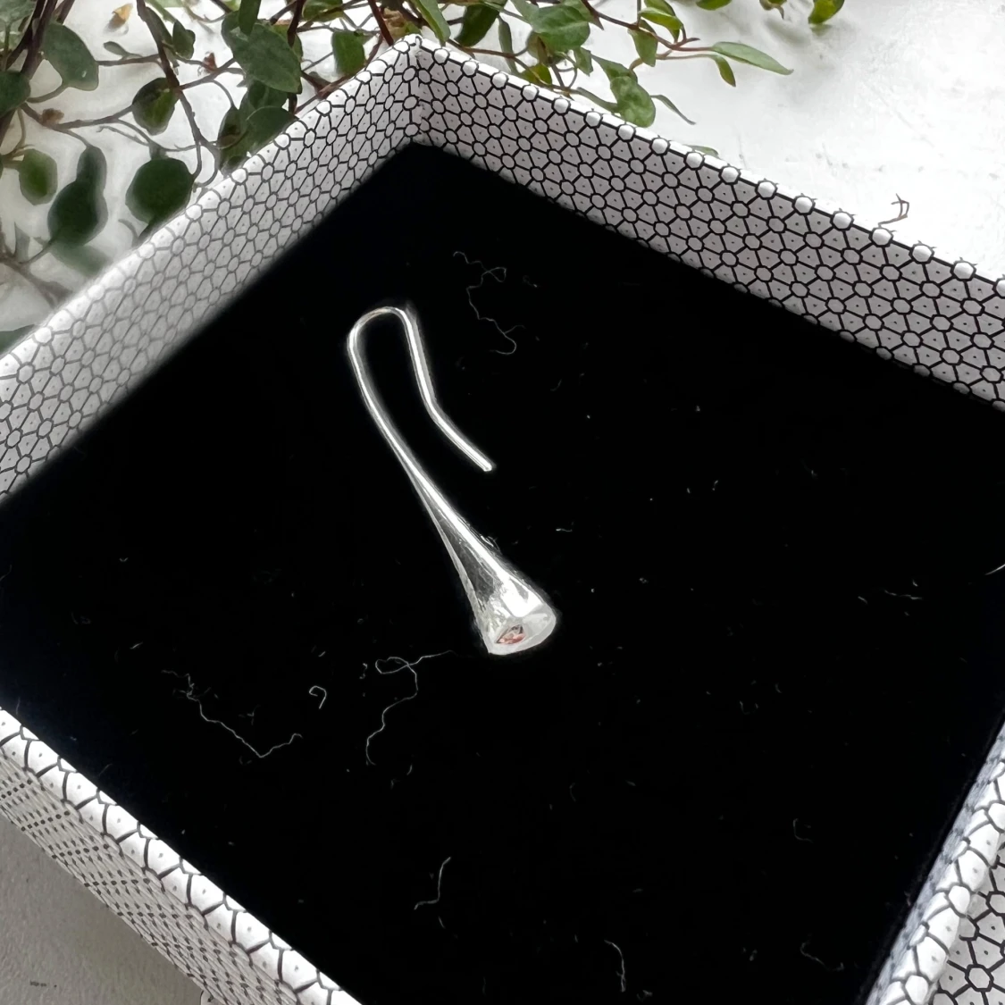 Ett örhänge från Calvin Klein