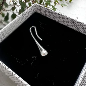 Ett örhänge från Calvin Klein - Säljer ett örhänge från Calvin Klein.  Perfekt för dig som har tappat ett och vill komplettera paret. 