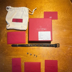 Valentino armband  - Ett svart valentino armband. Skick 10/10 ( allt og) perfekt om du vill sticka ut och göra din stil lite mer elegant. Om det är några frågor så är det bara att fråga. Ny pris 3000+