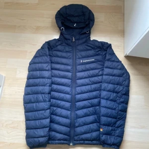 Peak performance jacka - En  peak performance jacka som är fin men använd! I storlek S. Pris går att diskutera 