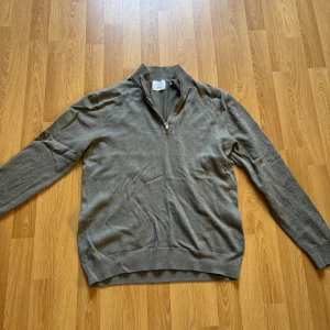 Quarter zip från BLÄCK - Snygg stilren 1/4 zip från bläck. Använd fåtal gånger och topp skick! Nypris 699 mitt pris 249!