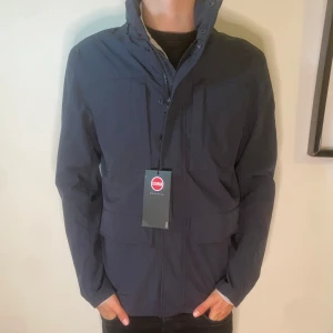 Colmar jacka  - Helt ny colmar fieldjacket i storlek Eu 48 (S). Nypris: 3400kr mitt pris:1800kr! Hör av er vid frågor och funderingar!