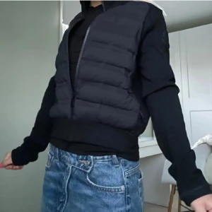 Moncler cardigan  - Super fin Moncler ” cardigan ” i storlek S  köpte denna från en annan person här på plock för 3200kr och säljer nu för 2450 pris kan diskuteras och om ni vill ha fler bilder skriv! ❤️