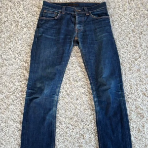 Nudie Jeans - Riktigt feta blå Nudie Jeans i storlek W29 L32. Mycket fint skick utan defekter. Skriv vid frågor