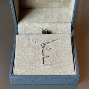 Maria Nilsdotter Letter Necklace - Säljer detta ”Wonky Letter Necklace” från Maria Nilsdotter. Kedjans längd: 45 cm. Bokstavens höjd: 27 mm. Material: 925 Sterling Silver. Nypris: 1995 kr. Ask medföljer.