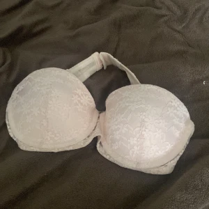 BH  - ✨ Säljer denna BH ✨ Används knappt och därför säljer jag den vidare. Den passar tyvärr inte mig, men den är i fint skick och redo för en ny ägare 💕