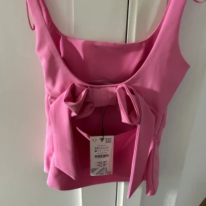 Rosa topp med rosett Zara - Supersöt rosa topp från Zara med rosett i ryggen. Helt ny med prislapp kvar i storlek XS!🩷