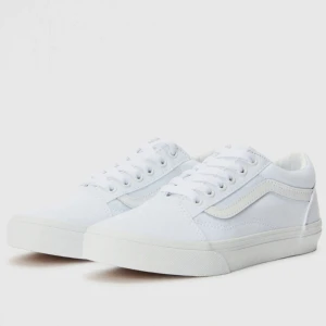 Vita Vans Old Skool sneakers - Klassiska Vans Old Skool sneakers i helvitt med låg profil. Endast använda 3 gånger så de är nästan nya! 