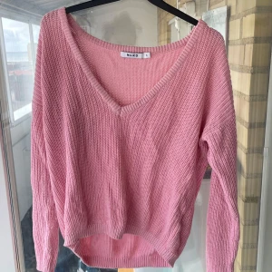 Rosa stickad tröja från NA-KD - Mysig rosa stickad tröja från NA-KD med v-ringad hals och lång ärm. 