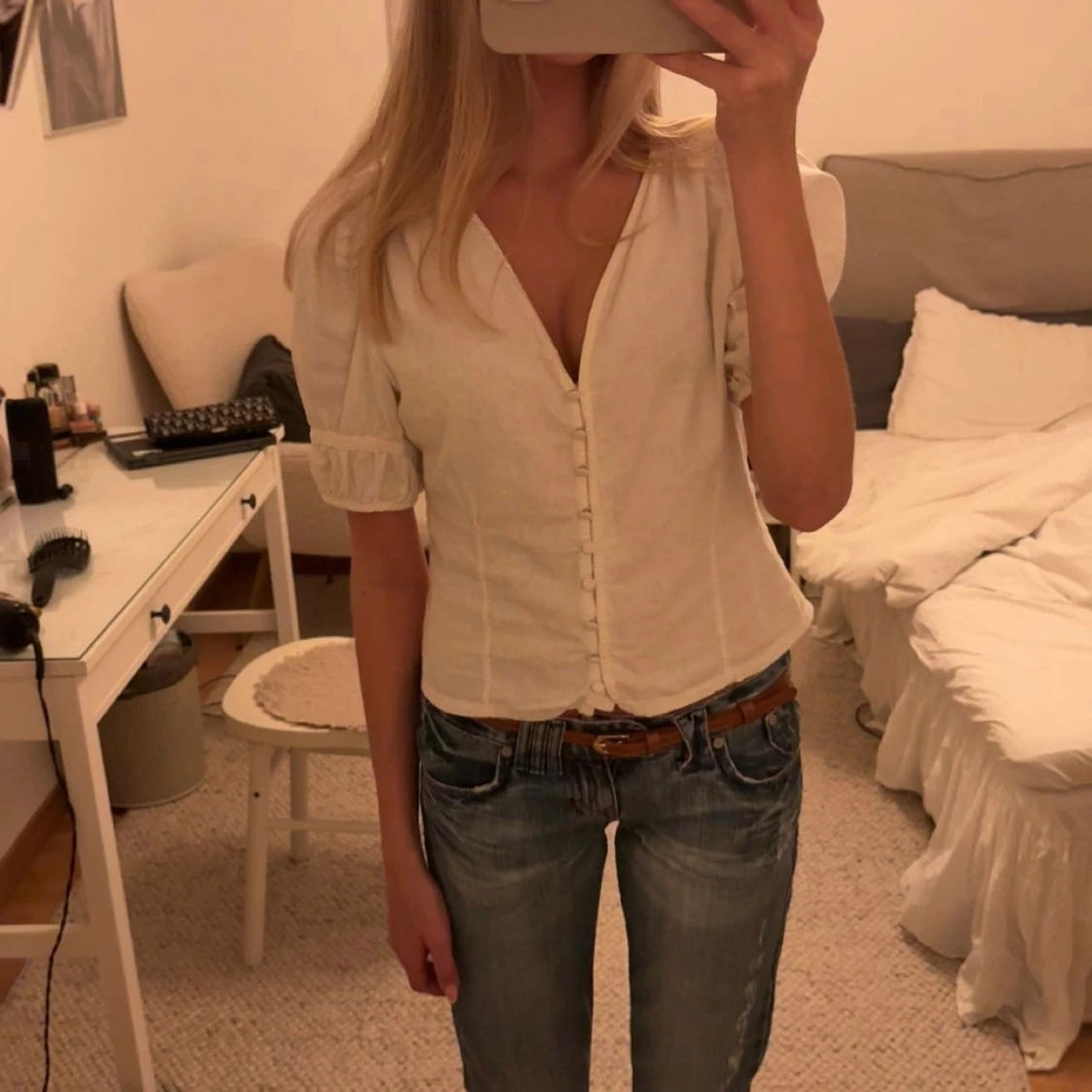 Vit blus med puffärm och knappar