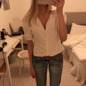Vit blus med puffärm och knappar - Jättesöt topp med rosetter på ärmarna som tyvärr ej framkommer så bra på bilderna (kan skicka ifall man vill ha bild på de) passar xs, s, m🥰🥰🥰