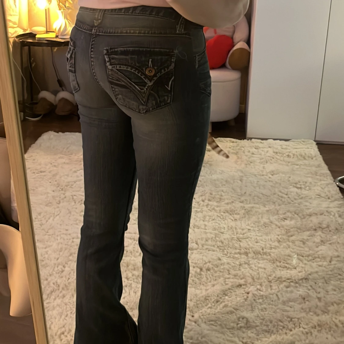 Mörka bootcut jeans med detaljerade fickor