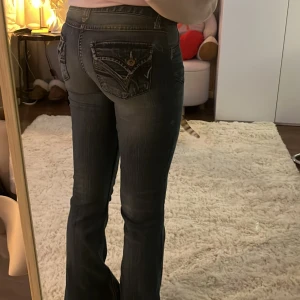 Mörka bootcut jeans med detaljerade fickor - Säljer dessa super fina vintage low waist bootcut jeans. Som är ifrån A2 vintage, dem är i bra skick och knappt aldrig andvända sedan köpet.💕 säljer pågrund av att dem ej kommer till användning. Pris kan diskuteras 