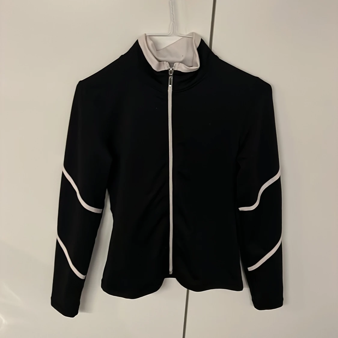 Svart oanvända konståkoing jacka ChloeNoel - 1