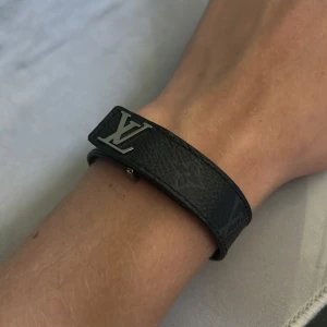 Lv Slim bracelet - Säljer min pojkväns armband, självklart äkta och köpt ifrån Vestiaire Collective med onlinekvitto. Boxen har guldig text vilket tyder på att senaste ägaren var VIP kund hos Louis Vuitton. Skambud ignorerar 