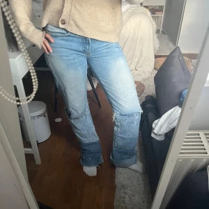 Coola zara jeans - Snygga jeans från Zara. Stygnen på ett av knäna har åkt upp men det går såklart att sy igen om man vill. Slitna längst ner🩷