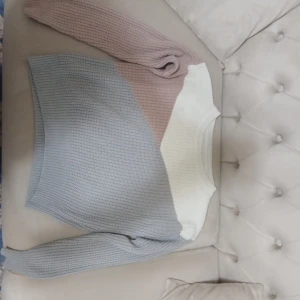 Pastellfärgad stickad tröja i blockmönster - Superfin stickad tröja i pastelliga färger med blockmönster i ljusgrått, beige och vitt. Tröjan har rund halsringning och långa ärmar. Perfekt för dig som gillar en chill och trendig look under höst och vinter.