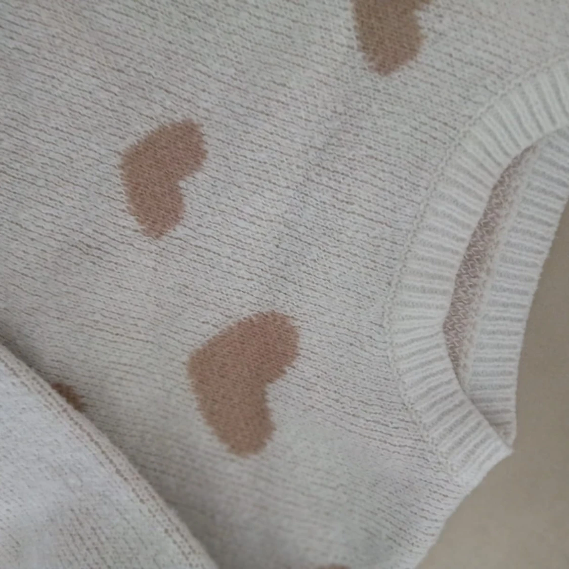 Vit stickad tröja med hjärtan - 1