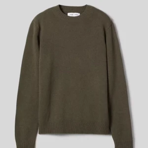 Olivgrön stickad tröja med rund hals - Säljer en olivgrön stickad tröja från Samsøe Samsøe. Tröjan har rund halsringning, ribbade muddar och är långärmad. Perfekt för dig som gillar en enkel och stilren look med en lite loose passform.