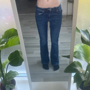 Mörkblå bootcut jeans Gina Tricot 158 -  mörkblå jeans från Gina Tricot  storlek 158, raka ben med lätt utsvängd bootcut och normal passform. 