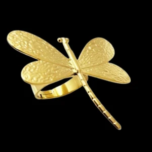 Guldfärgad ring med trollslända - Unik ring i guldfärg med en stor trollslända som motiv. Vingarna har en snyggt strukturerad yta som ger extra detalj och cool känsla. Perfekt statement piece för dig som vill sticka ut med ditt smycke.