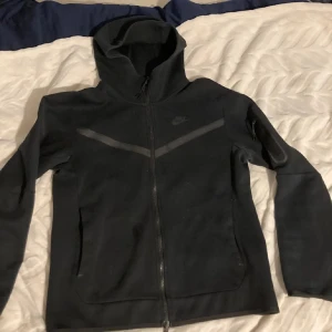 Nike tech  - Säljer en nike tech hoodie i bra skick. Storlek M, kom med frågor eller prisförslag.😇